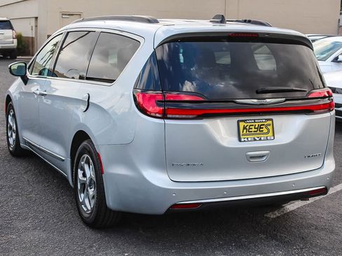 Used 2023 Chrysler Pacifica Limited image 7