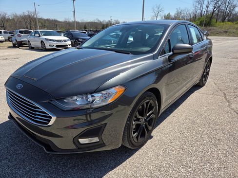 Used 2019 Ford Fusion SE w/ Equipment Group 151A image 2