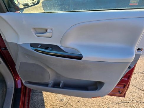 Used 2012 Toyota Sienna LE w/ Towing Pkg image 32