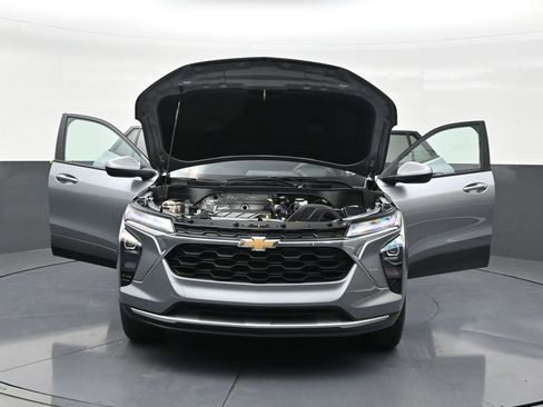 Used 2025 Chevrolet Trax LT FWD image 34