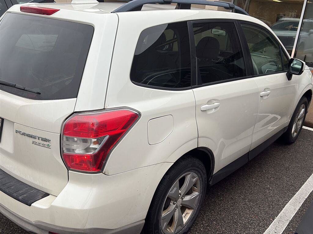 Used 2016 Subaru Forester 2.5i Premium w/ All-Weather Package AWD/4WD image 10