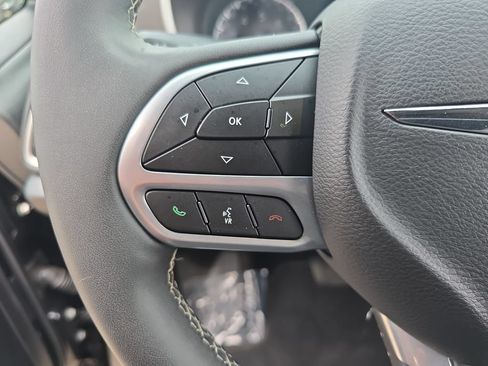Used 2025 Chrysler Pacifica Select FWD image 18