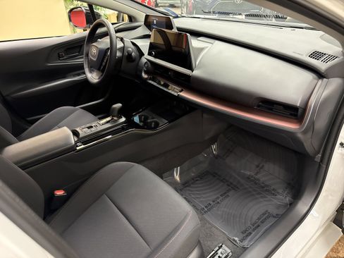 Used 2025 Toyota Prius SE image 31