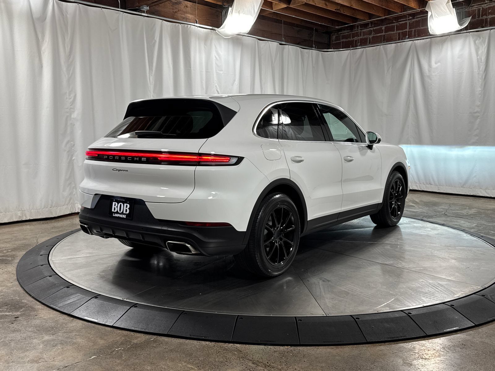 Used 2024 Porsche Cayenne w/ Premium Package AWD/4WD image 8