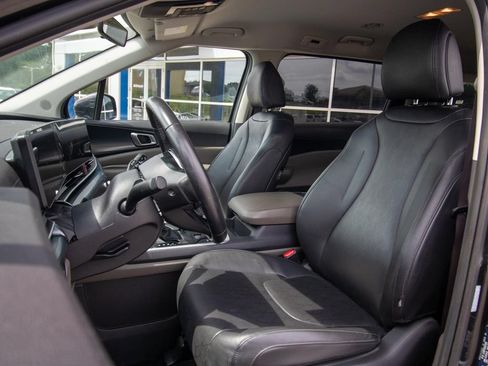 Used 2025 Kia Carnival FWD image 8