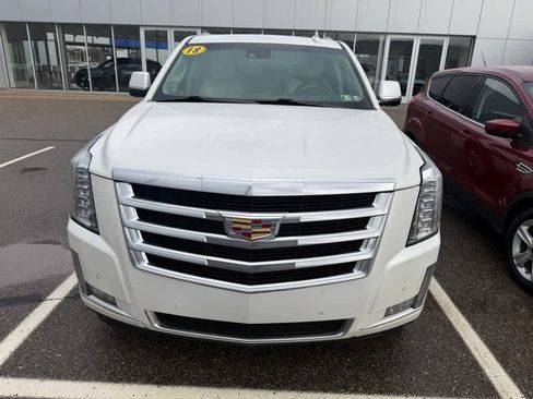 Used 2018 Cadillac Escalade Luxury image 2