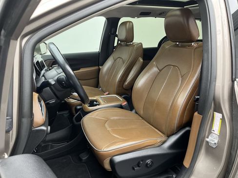 Used 2018 Chrysler Pacifica Limited w/ Tire & Wheel Group FWD image 9