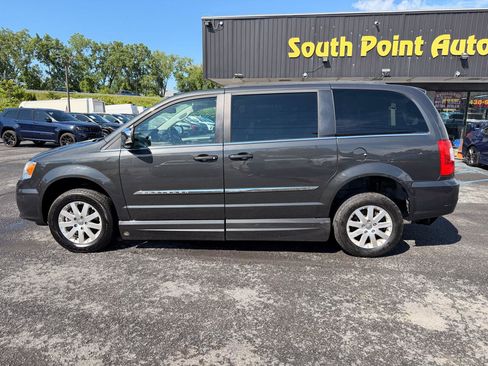 Used 2012 Chrysler Town & Country Touring-L FWD image 9