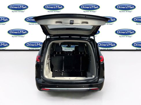 Used 2023 Chrysler Pacifica Touring-L FWD image 25