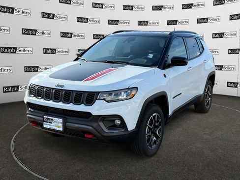 Used 2025 Jeep Compass Trailhawk AWD/4WD image 2