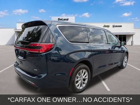 Used 2024 Chrysler Pacifica Touring-L AWD/4WD image 4