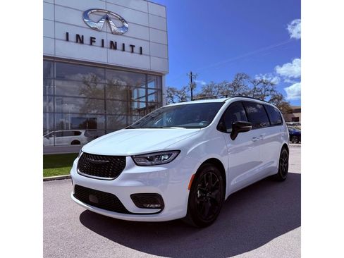 Used 2025 Chrysler Pacifica Limited FWD image 1