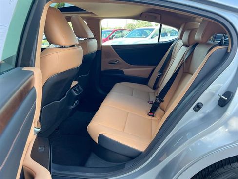 Certified 2025 Lexus ES 300h w/ Premium Package image 19