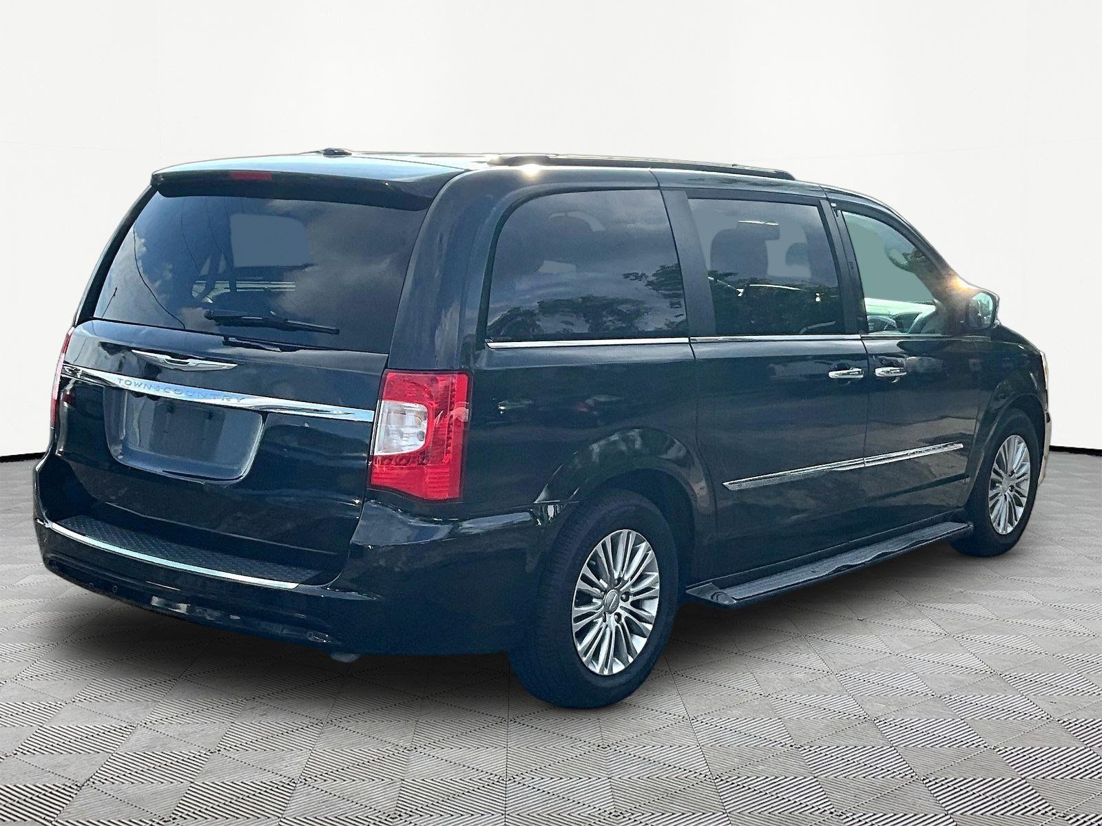 Used 2015 Chrysler Town & Country Touring-L w/ Driver Convenience Group FWD image 6
