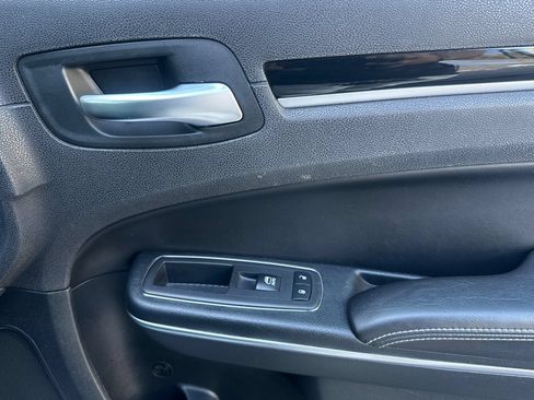 Used 2018 Chrysler 300 S AWD/4WD image 21
