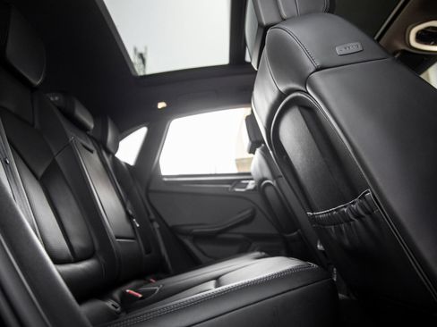 Certified 2024 Porsche Macan AWD/4WD image 40