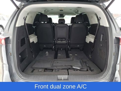 Used 2022 Kia Carnival EX image 8