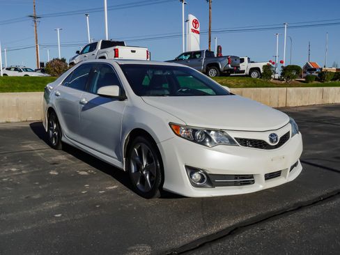 Used 2012 Toyota Camry SE image 2