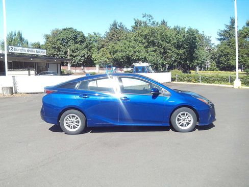 Used 2017 Toyota Prius Two FWD image 6
