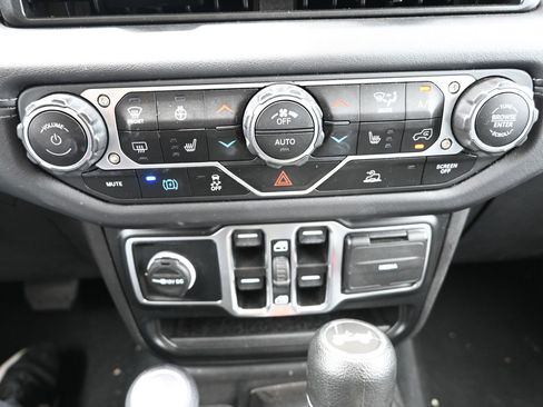 Used 2024 Jeep Wrangler Unlimited Sahara AWD/4WD image 18