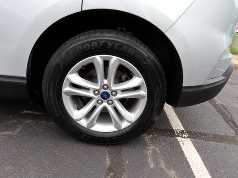 Used 2019 Ford Edge SEL image 13