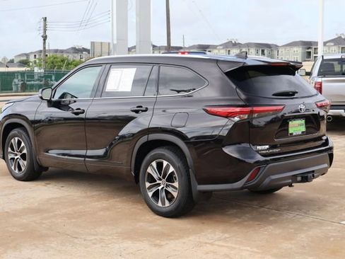 Used 2022 Toyota Highlander XLE image 4