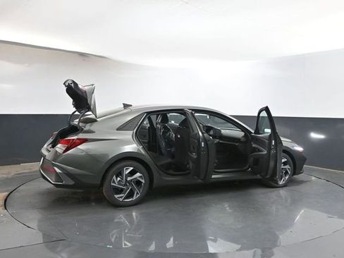 Used 2025 Hyundai Elantra Sport image 39
