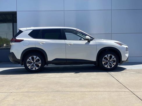 Used 2023 Nissan Rogue SV FWD image 3