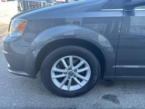 Used 2019 Dodge Grand Caravan SXT image 4