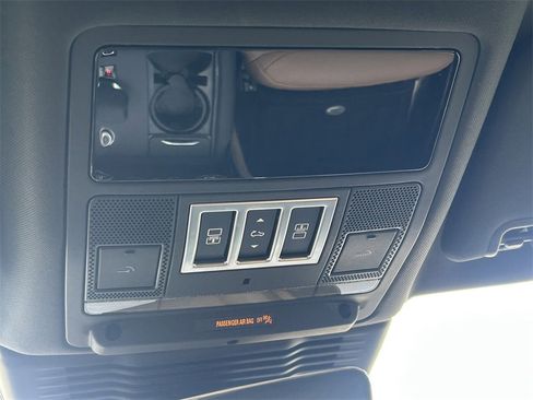 Used 2024 Land Rover Discovery Dynamic SE image 19