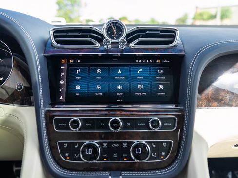 Used 2021 Bentley Bentayga AWD/4WD image 18