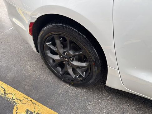 Used 2025 Chrysler Pacifica Limited image 18