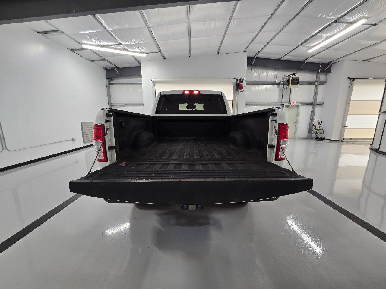 Used 2024 RAM 2500 Tradesman w/ Chrome Appearance Group AWD/4WD image 9