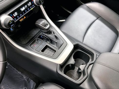 Used 2019 Toyota RAV4 XLE Premium image 17