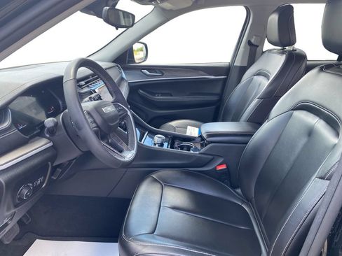 Used 2023 Jeep Grand Cherokee Limited w/ Black Appearance Package AWD/4WD image 17