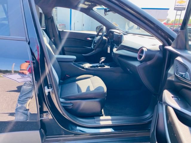 Used 2025 Chevrolet Trax RS FWD image 14