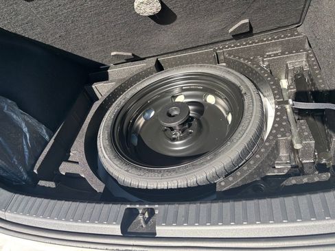 Certified 2025 Volkswagen Taos SE image 23