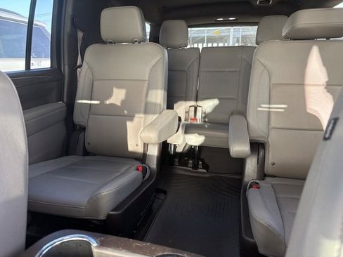 Used 2022 Chevrolet Suburban LT w/ Luxury Package image 7