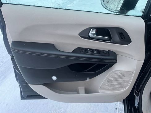 Used 2024 Chrysler Pacifica Touring-L image 12