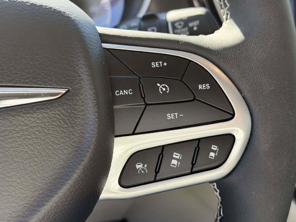 Used 2024 Chrysler Pacifica Touring-L AWD/4WD image 28