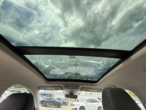 Used 2025 Volkswagen Taos SE w/ Panoramic Sunroof Package FWD image 21
