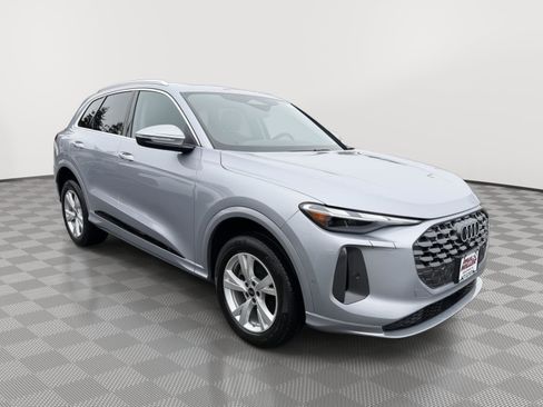 Used 2025 Audi Q5 Premium w/ Convenience Package image 3