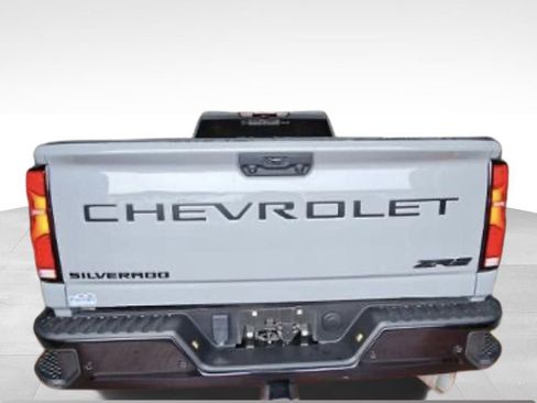 Used 2024 Chevrolet Silverado 2500 ZR2 w/ Technology Package image 8