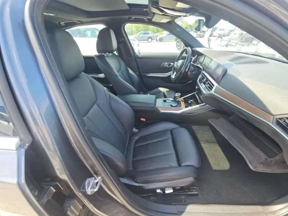 Used 2021 BMW 330i Sedan w/ Driving Assistance Package RWD image 9