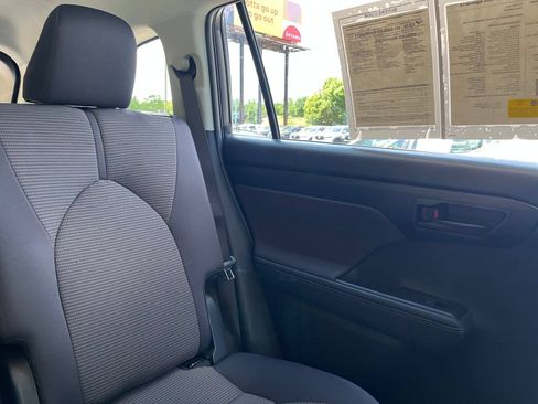 Used 2025 Toyota Highlander LE FWD image 39