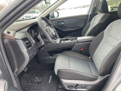 Used 2023 Nissan Rogue SV image 8