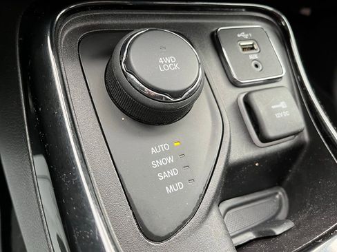 Used 2020 Jeep Compass Limited image 36