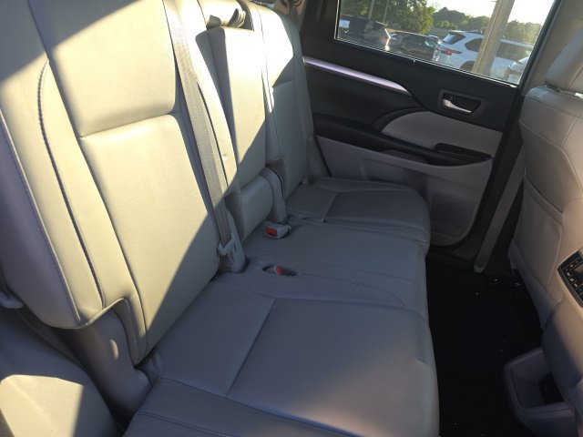 Used 2018 Toyota Highlander XLE FWD image 13