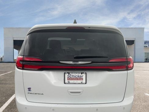 Used 2024 Chrysler Pacifica Touring-L FWD image 4
