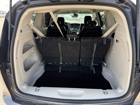 Used 2023 Chrysler Pacifica Touring-L FWD image 16